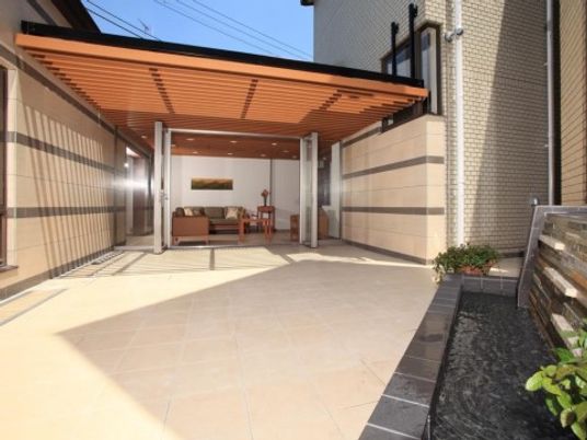 中庭の入り口と椅子