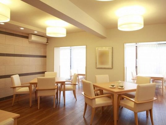 暖色系のダイニングルーム