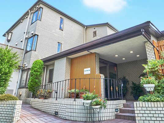 清潔な建物のエントランス