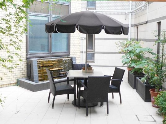 静かな中庭の休憩スペース