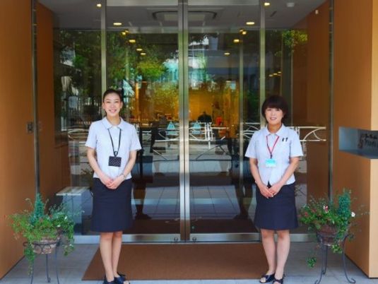 明るく歓迎するスタッフのエントランス