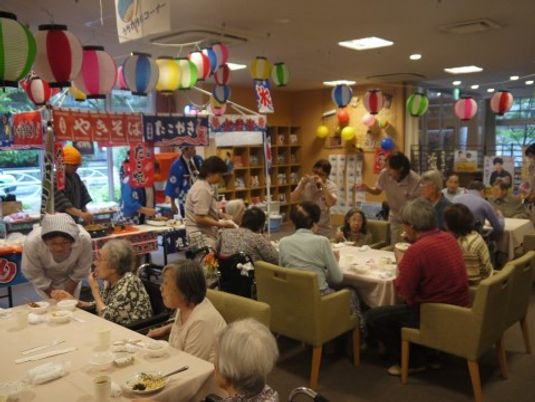 賑やかな食堂の風景