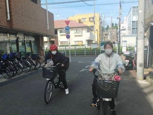 自転車で移動する職員  