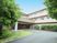 緑に囲まれた建物外観  