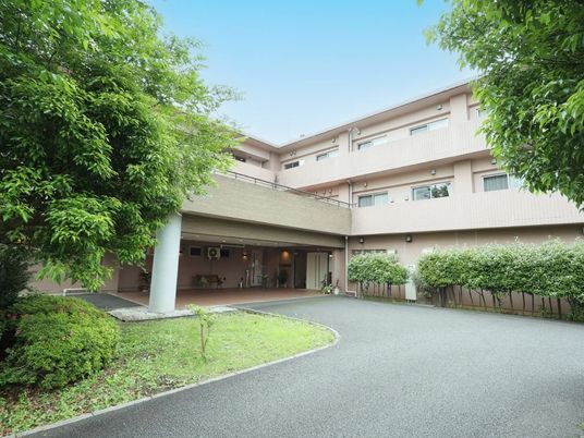 緑に囲まれた建物外観  