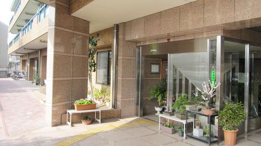 植物が飾られたエントランス