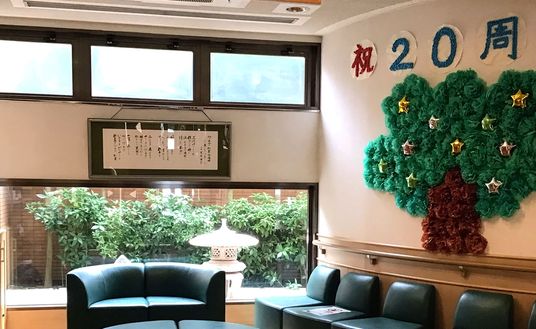 周年祝いの装飾があるラウンジ