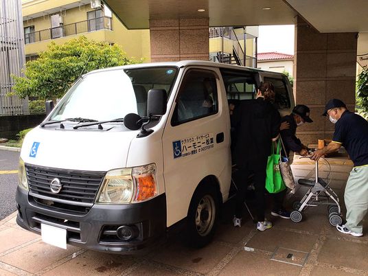 送迎車が到着した様子