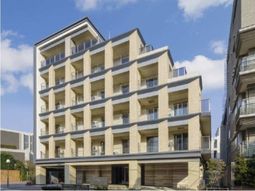 明るい日差しのモダン建築