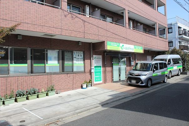 緑のラインの外観