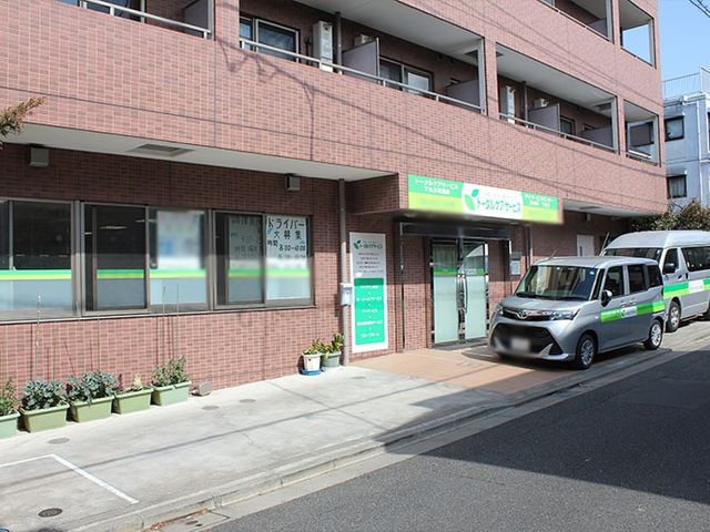 緑のラインの外観 外観 落ち着いた雰囲気の建物外観です。訪問者を迎える広々とした入り口には、車椅子対応のスロープも整っています。