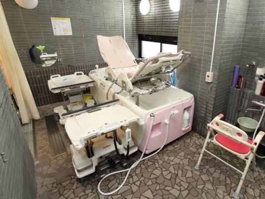 設備充実のモダン浴室