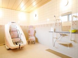 明るい浴室の設備