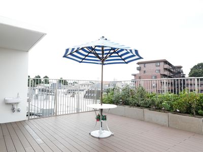 広々とした施設のテラス
