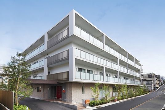 白い外壁の建物