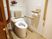 サムネイル 温水洗浄機能が付いたトイレには背もたれや肘掛けが付いている。また、壁には手すりとナースコールが取り付けられている。