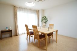 明るい食堂の様子