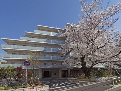 桜並木の美しいエントランス