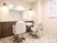 理容室専用の椅子が2脚、洗髪台が一つあるサロンである。椅子の前の壁に大きな鏡があり、その両脇に洒落たライトが付いている。