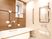 サムネイル 個人浴室には、安全面を考慮して、複数の手すりと呼び出しボタンが浴槽や壁に設置されている。鏡も取り付けられている。