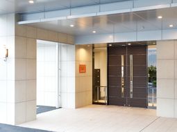 エントランスのきれいな外観