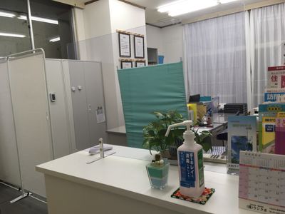 明るいカウンター受付