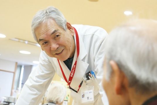 笑顔のスタッフと利用者、室内