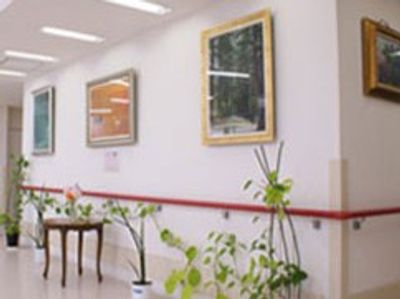 絵画のある廊下