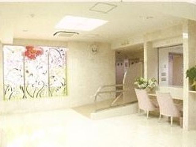 明るいロビーとアート作品 エントランス 開放感のあるアートが飾られたロビーです。来訪者を優しい雰囲気で迎える空間をご体感いただけます。