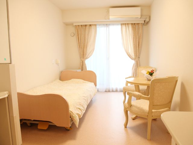 清潔な個室居室 居室 ゆったりとしたベッドと暖かみのあるデザインの家具が揃う個室です。明るい窓辺で、快適なひとときを過ごせます。