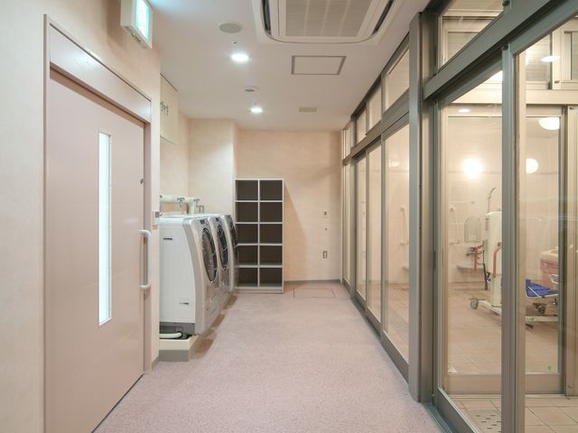 清潔感ある洗濯と浴室 脱衣所 清潔で明るい洗濯スペースとガラス越しのゆとりある浴室が備わり、日々の生活をサポートしています。