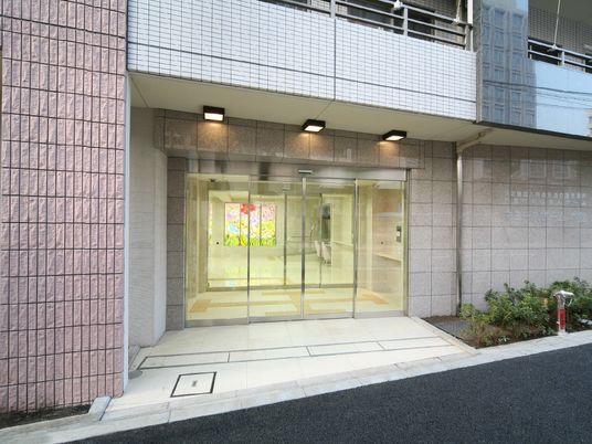 入りやすい明るいエントランス