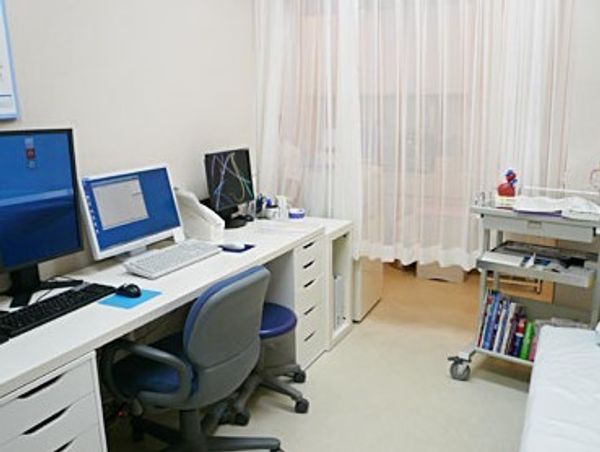 職員室の机とパソコン