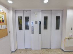 エレベーターの正面ビュー