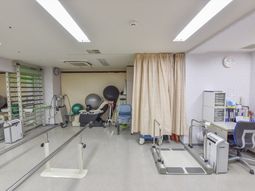 機能訓練装置と明るい空間