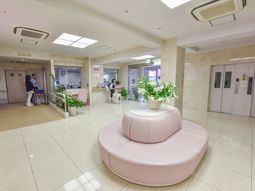 明るいエントランスの風景