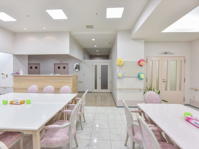 広々とした明るいダイニング 食堂 天井が高くて開放的なダイニングでは、ゆったりとした時間を過ごすことができます。ピンク色の椅子がアクセントになった心温まる空間です。