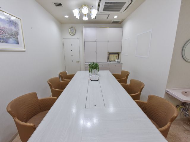 清潔な会議室の内観 相談室 ゆったりとした椅子が並べられた快適な空間です。ミーティングやアクティビティに最適な場所となっております。