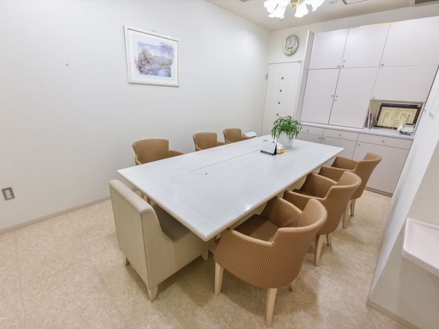 清潔な会議室内観 相談室 清潔感のあふれるミーティングスペースで、ご利用者様同士のコミュニケーションやイベントが行われています。快適な職場環境をお求めの方に適しています。