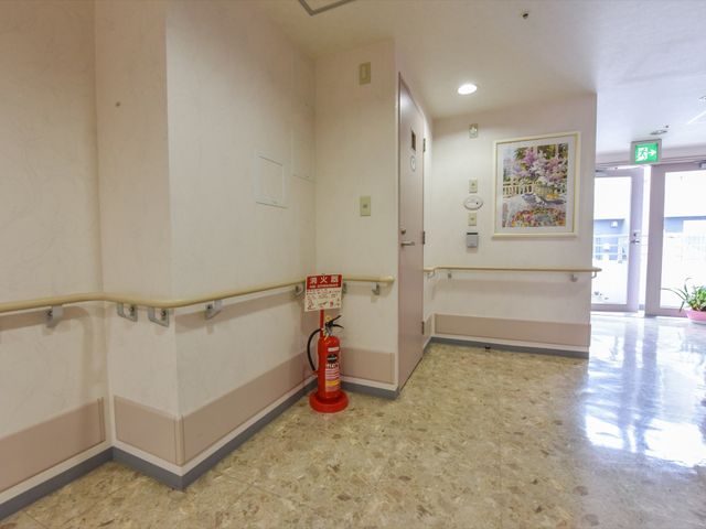 明るい廊下の一角 廊下 廊下は明るく清潔感があり、手すりも設置されており安全に気を配った設計となっています。壁にはアートも飾られ、心地よい環境です。