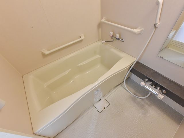 バリアフリー風呂設備 個浴室 安心してご利用いただける手すり付きの浴槽です。滑りにくい床材で安全面にも配慮がなされています。