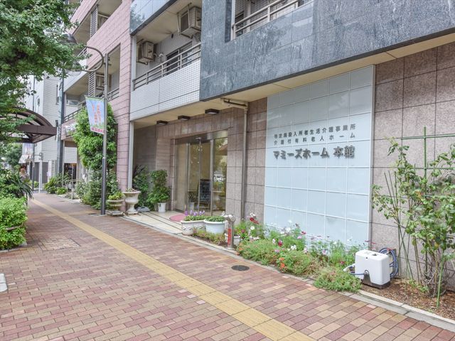 清潔感のある施設外観 外観 きれいに手入れされた緑に囲まれ、入口までの道のりも分かりやすい落ち着いた雰囲気の場所です。働く環境を大切にされる方へお勧めいたします。
