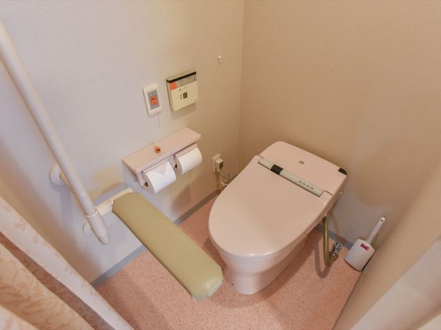 バリアフリー対応のトイレ トイレ 手すりや緊急コールが完備され、安全性に配慮したトイレです。安心してご利用いただける環境を整えています。