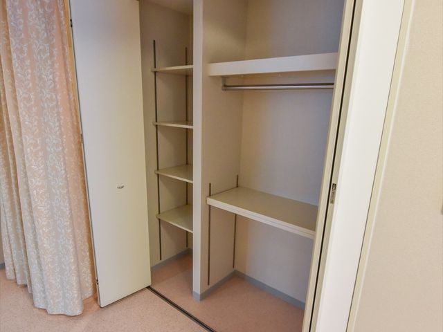 収納豊富な洋室クローゼット 収納 ゆとりのあるクローゼットが整備された居室では、私物をすっきりと収納することができます。働く中で居住空間の快適性を支えるお手伝いができます。