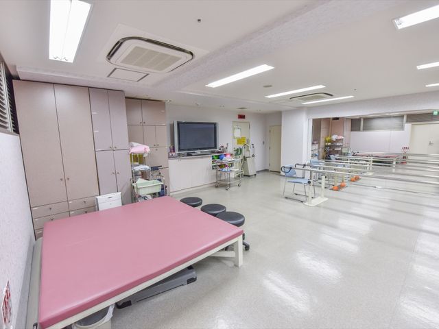 リハビリテーション室の様子 リハビリ室 広々とした機能訓練室では、日々のリハビリテーションが行え、健康維持に役立ちます。多種多様な器具が整っており、専門のスタッフが支援します。
