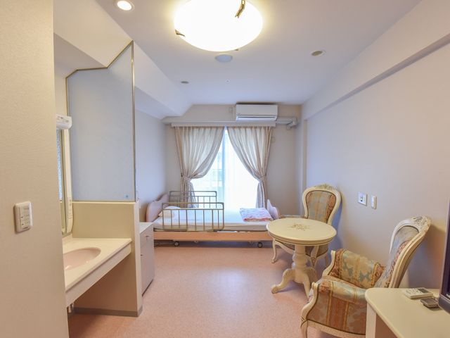 快適な個室居室 居室 窓から自然光が差し込む温かみのある居室です。ゆったりとした時間を過ごせるよう、機能的かつ快適な空間が整えられています。
