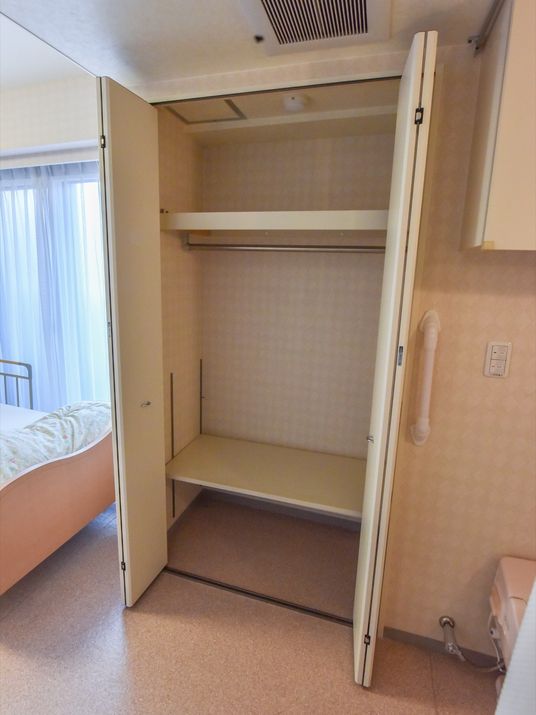 整頓された居室のクローゼット