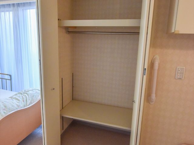 整頓された居室のクローゼット 収納 ゆとりのある収納スペースが特徴の居室です。荷物の多い方も安心して新生活を始められます。