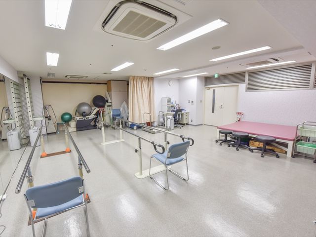 機能訓練室の設備と広さ リハビリ室 充実した設備を備えた広々とした機能訓練室です。リハビリテーションをサポートする様々な器具が整っており、快適な環境が用意されています。
