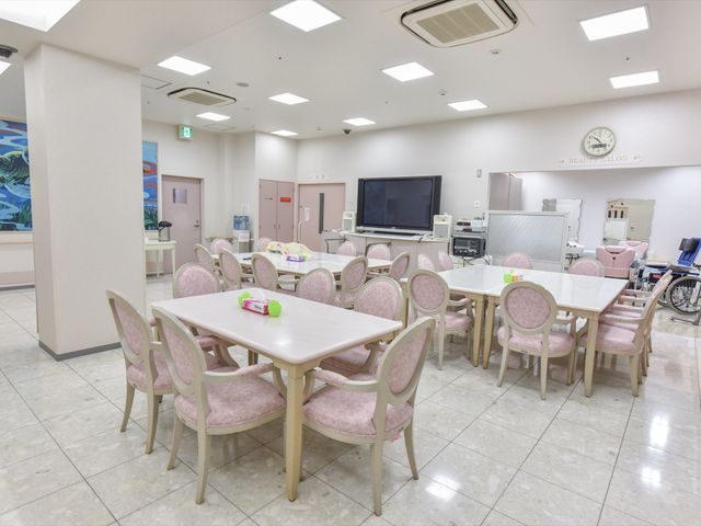 ゆったりとした食堂空間 食堂 広々とした食堂で、様々なレクリエーションや交流が楽しめる環境です。職員が一緒に過ごし、サポートすることもあります。
